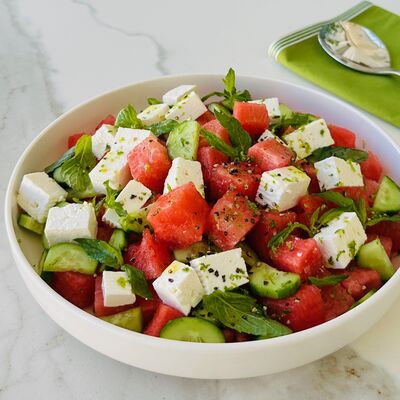 Peynirli naneli karpuz salatası 