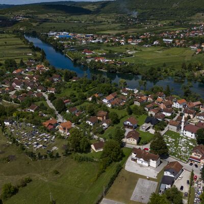 Una nehri kıyısında parlayan köy: Golubic