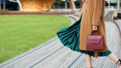 Sonbaharda saten etek giymenin incelikleri