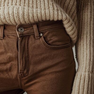 Kahverengi pantolon nasıl kombinlenir?