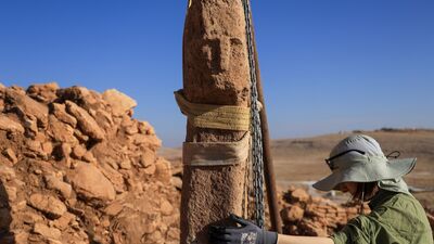 İnsan yüzlü T biçimli dikilitaş bulundu