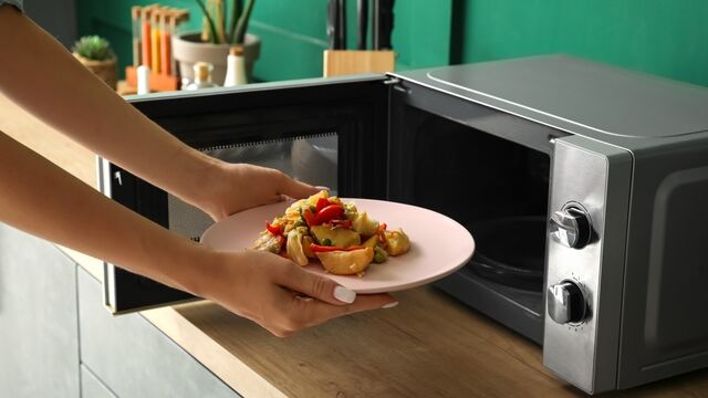 Mikrodalgada ısıttığınız yiyeceklere ne olur?