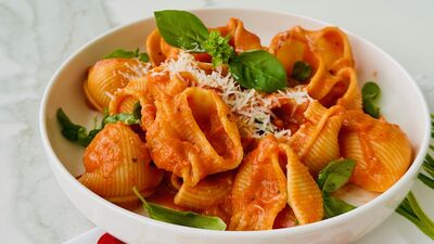 Fesleğenli domates soslu makarna