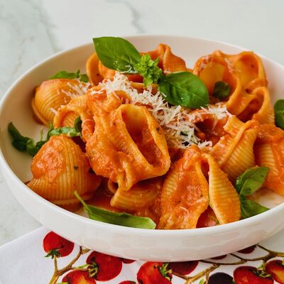 Fesleğenli domates soslu makarna