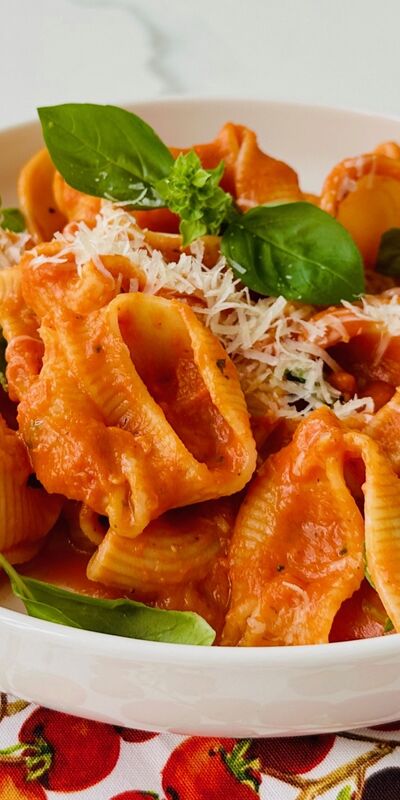 Fesleğenli domates soslu makarna