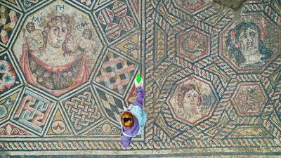 Lüks bir yapıya ait salon yer döşemesi