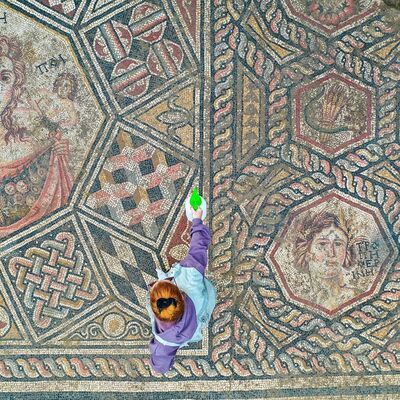 Lüks bir yapıya ait salon yer döşemesi