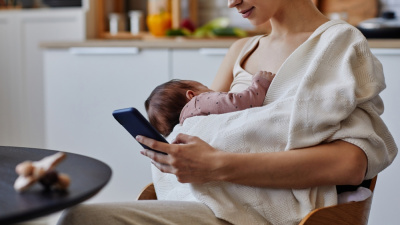 Emzirirken telefona bakmak doğru mu?