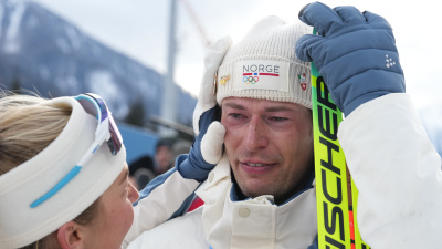 Gözyaşlarını saklamayan hatalı bir erkek