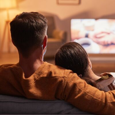 Erkekler romantik filmleri neden gizlice seviyor?