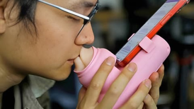 Mesafeye teknolojik çözüm: "Uzaktan öpüşme makinesi"