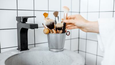 Makyaj fırçalarını temizlemenin doğru yolları