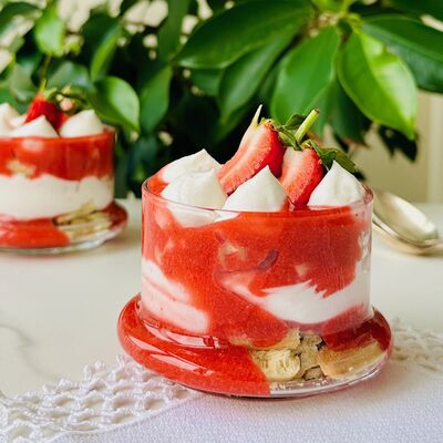 Çilekli kremalı pişmeyen pratik pasta 