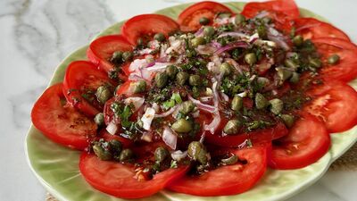 Soslu domates salatası 