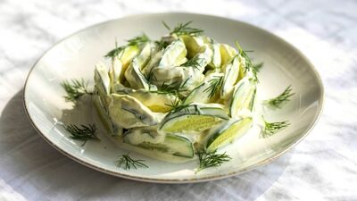 Izgaraya çok yakışan bir salata: Ekşi kremalı salatalık salatası