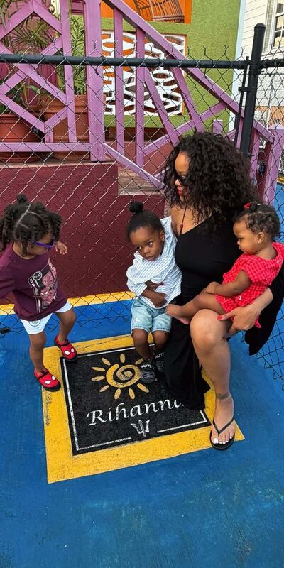 Rihanna çocukluğunun geçtiği yerde