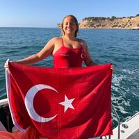 38 km'yi yüzerek geçen en genç Türk: Ece Demir
