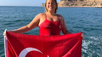 38 km'yi yüzerek geçen en genç Türk: Ece Demir