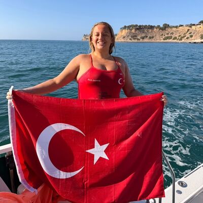 38 km'yi yüzerek geçen en genç Türk: Ece Demir
