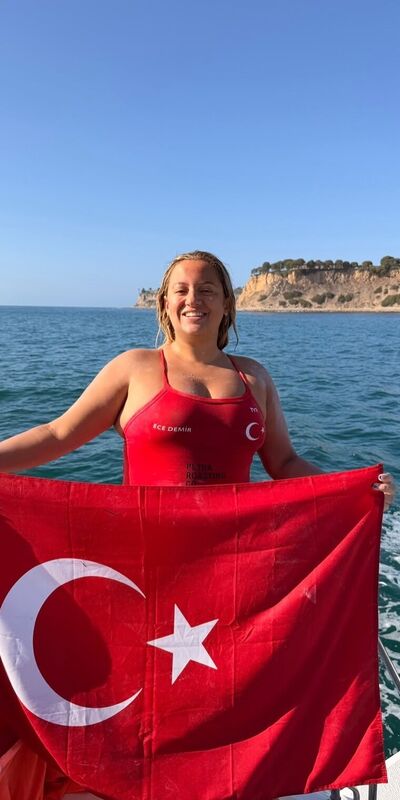 38 km'yi yüzerek geçen en genç Türk: Ece Demir