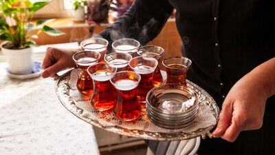 İnce belli bardakta çay neden daha lezzetli geliyor? Bilim insanları araştırdı: İşte bardak şeklinin şaşırtan etkisi