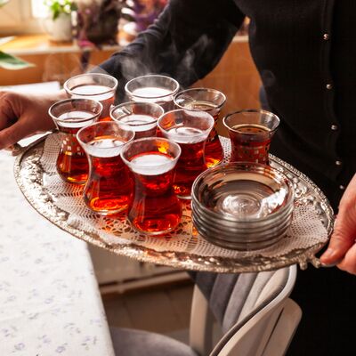 İnce belli bardakta çay neden daha lezzetli geliyor? Bilim insanları araştırdı: İşte bardak şeklinin şaşırtan etkisi