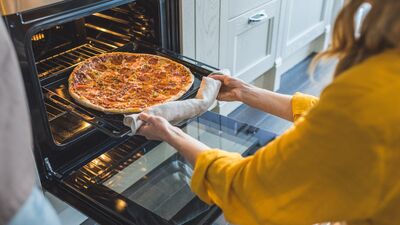 Evde yaptığınız pizza neden dışarıdaki gibi olmuyor? İşte gözden kaçan püf noktaları!
