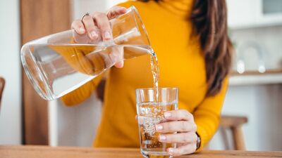 Günde ne kadar su içilmeli? "2.5 litre kuralı" herkes için geçerli olmayabilir! İşte hesaplama yöntemi