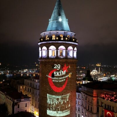 Galata Kulesi Cumhuriyet fotoğraflarıyla aydınlandı