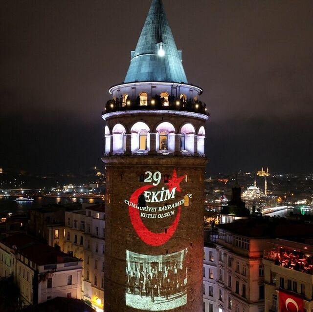 Galata Kulesi Cumhuriyet fotoğraflarıyla aydınlandı
