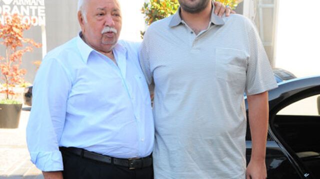 Baba oğul yemekte!