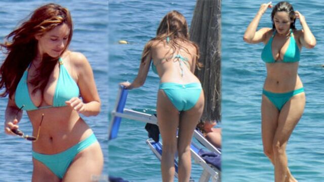 Mavi bikinili Kelly...