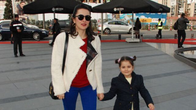 Kızı ile alışverişte