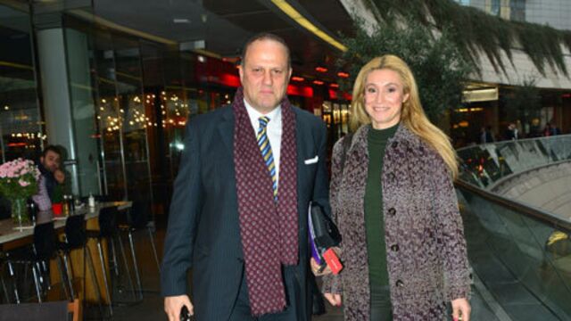 Dostlarıyla yemek yediler
