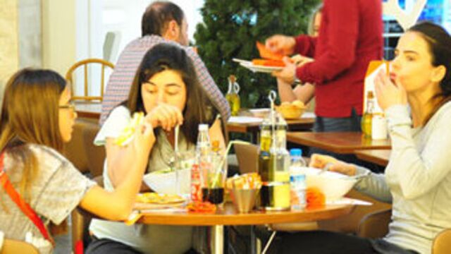 Kızıyla yemek yedi...