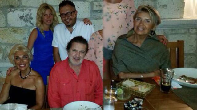 Alaçatı'da dostlarla yemek