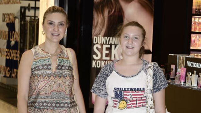 Kızıyla alışverişte...