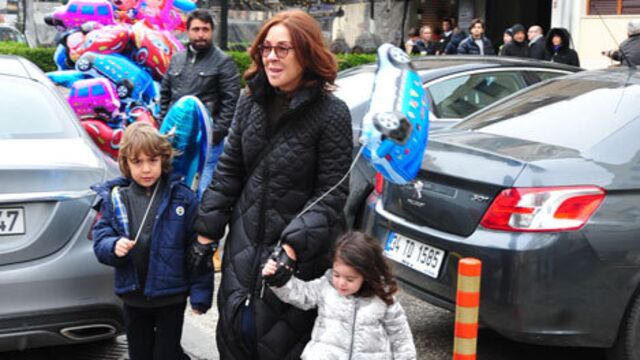 Torunlarıyla gezmede...