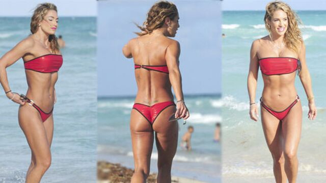 Kırmızı bikinili Jennifer