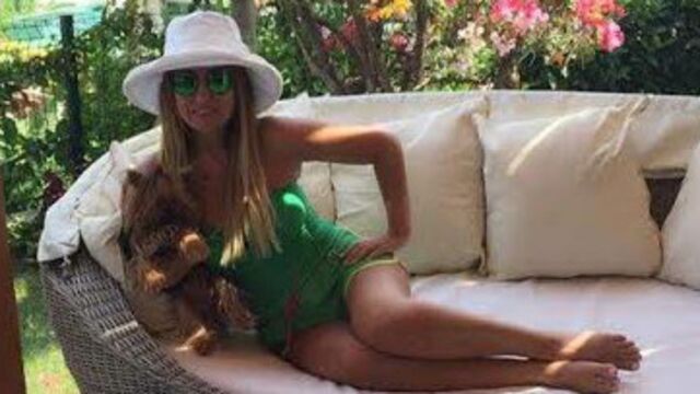 Köpeğini yanından ayırmıyor