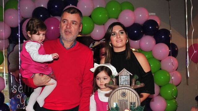Miniklere doğum günü kutlaması