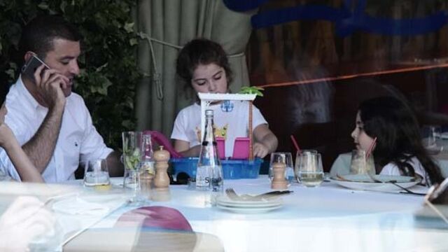Kızlarıyla vakit geçirdi