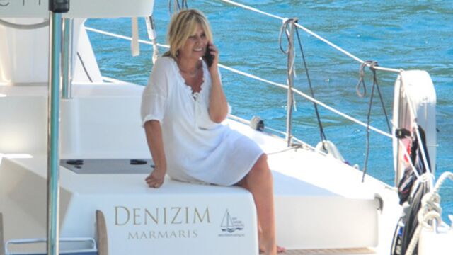 Telefonunu elinden düşürmedi