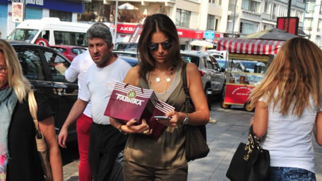 Kızına pasta aldı...