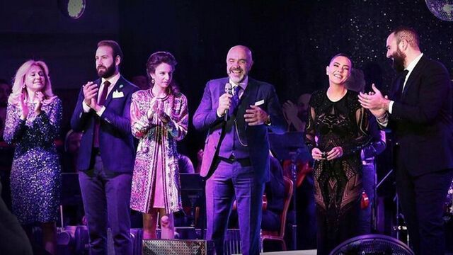 Atasaylar sahnede