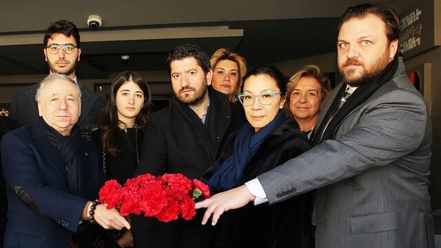 FIA Başkanı Reina'ya karanfil bıraktı