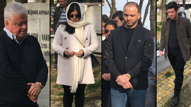 Kabri başındaydılar...