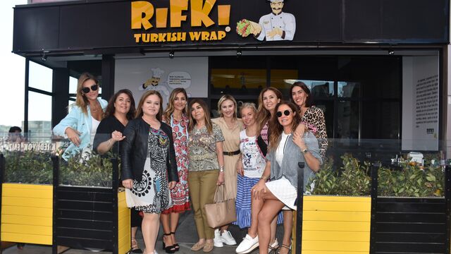 Yemekte bir araya geldiler...