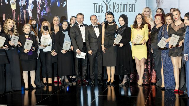 Türk İş Kadınları'na plaket