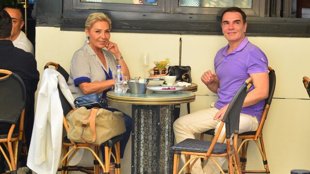 Öğrencilerinin mezuniyetini ablasıyla kutladı!